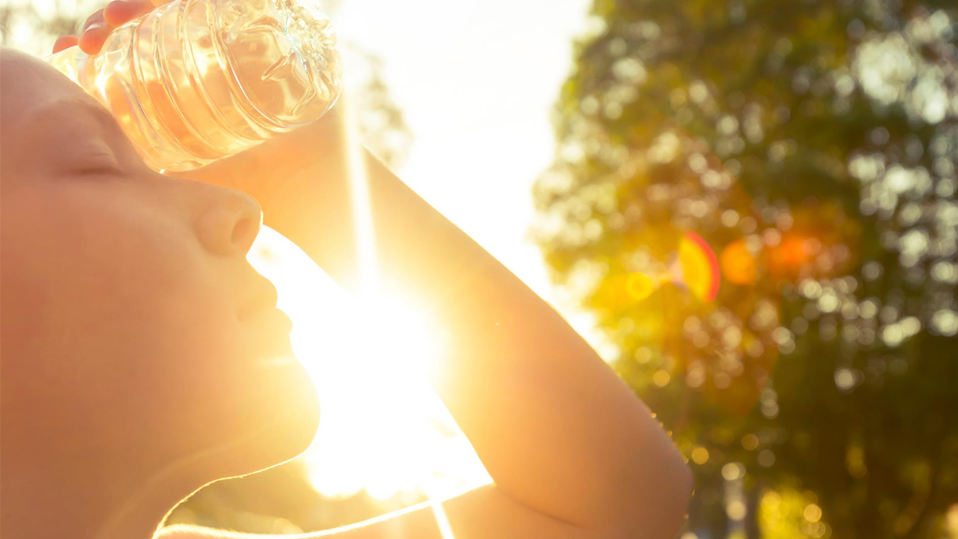 Come difendersi dal caldo: alcuni consigli pratici e prodotti in vendita su Farmafamily