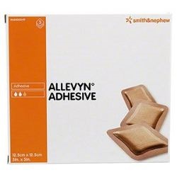 MEDICAZIONE IDROCELLULARE ADESIVA STERILE ALLEVYN ADHESIVE ALTAMENTE ASSORBENTE IN SCHIUMA DI POLIURETANO A STRUTTURA TRISTRATIFICATA 12,5X12,5CM 3 PEZZI - Farmafamily.it