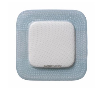 MEDICAZIONE BIATAIN IN SCHIUMA DI POLIURETANO CON BORDO ADESIVO IN SILICONE PER SACRO 15X19 CM 5 PEZZI - Farmafamily.it